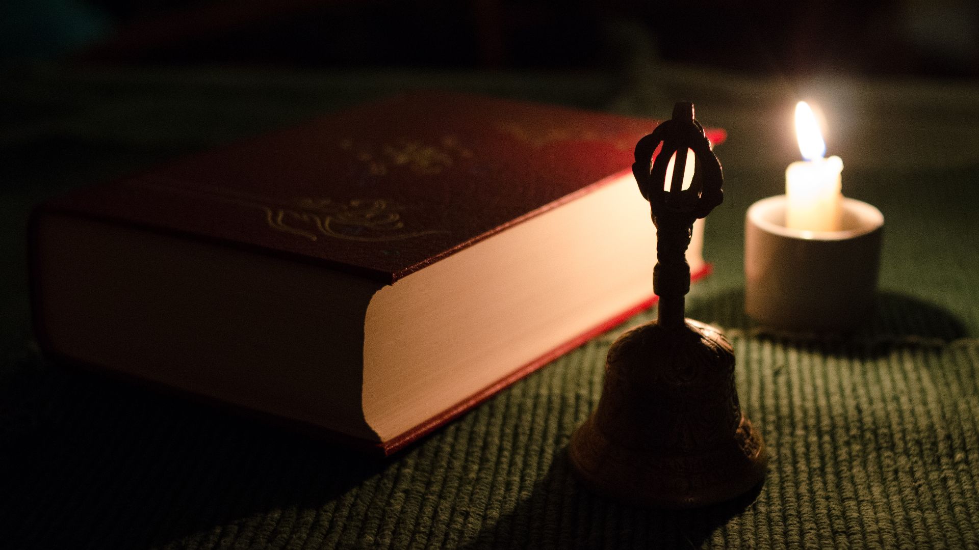 4. La cloche, le livre et la bougie