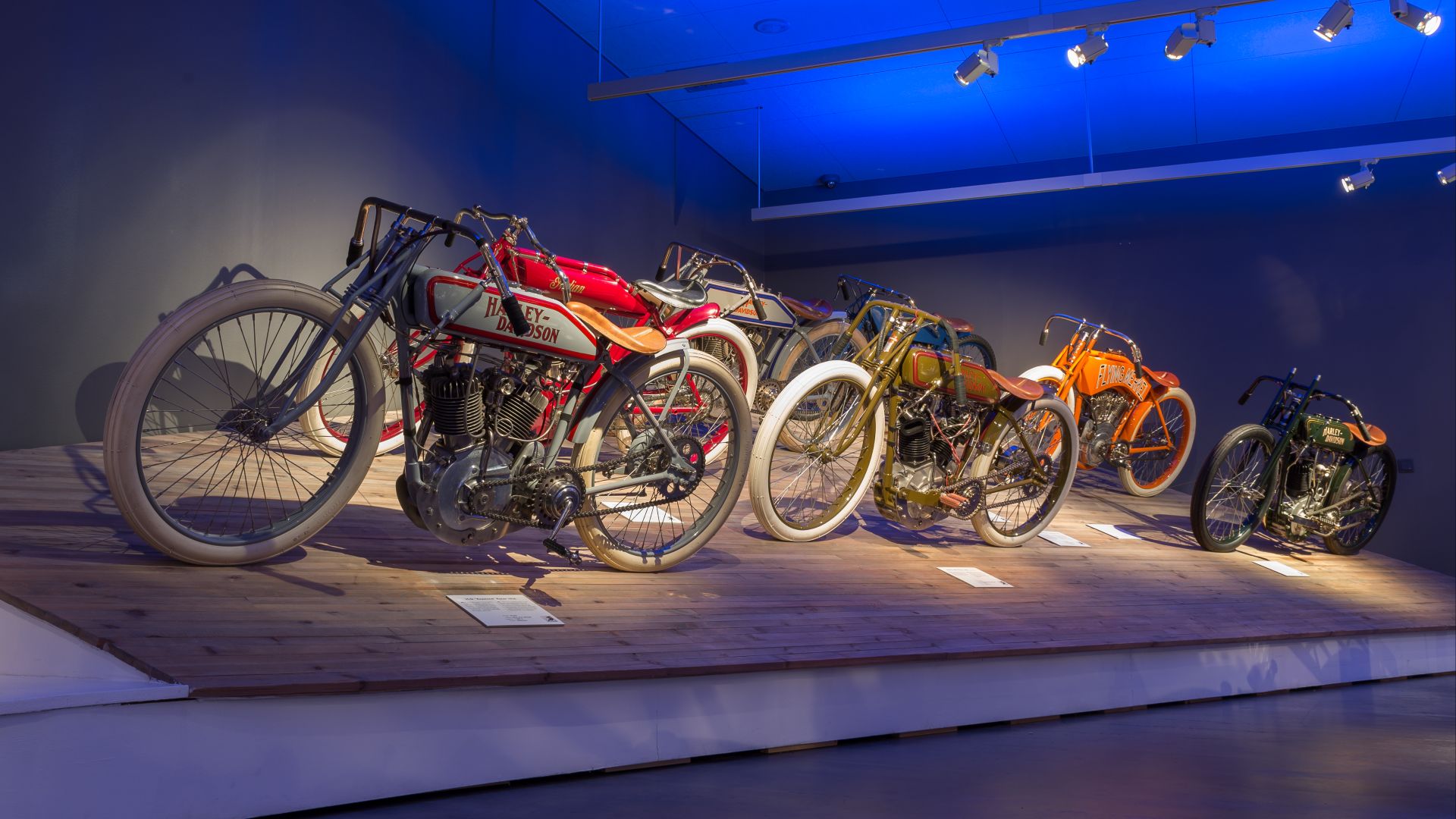 13. Courses de motos sur piste en bois