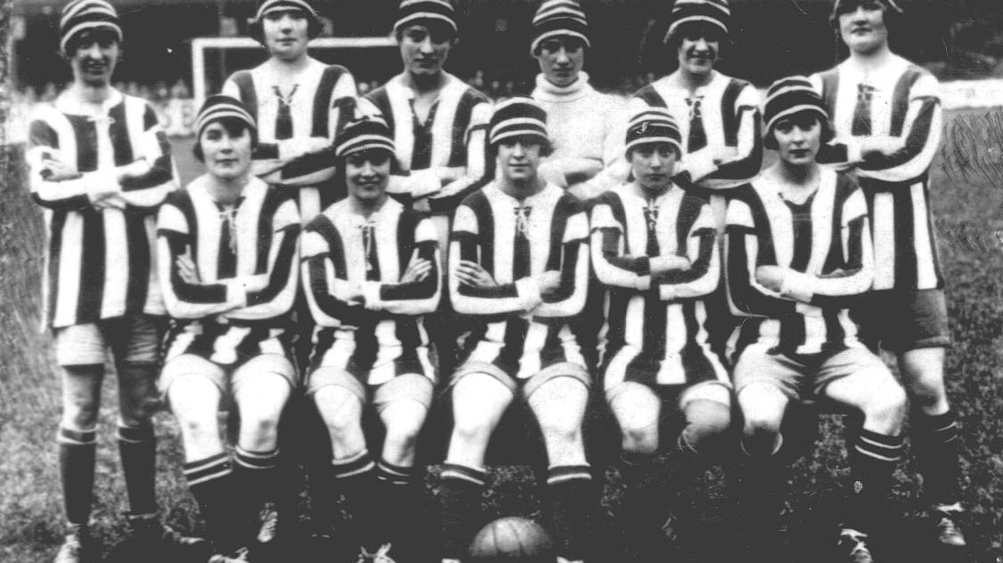 7. La FA a jugé le football féminin tout à fait inadapté et l'a interdit pendant 50 ans