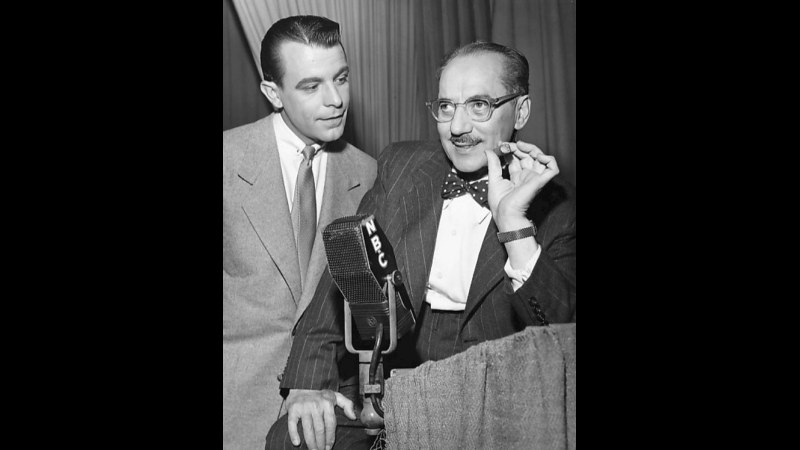 17. Groucho Marx peaufine ses sketches pour faire encore plus rire