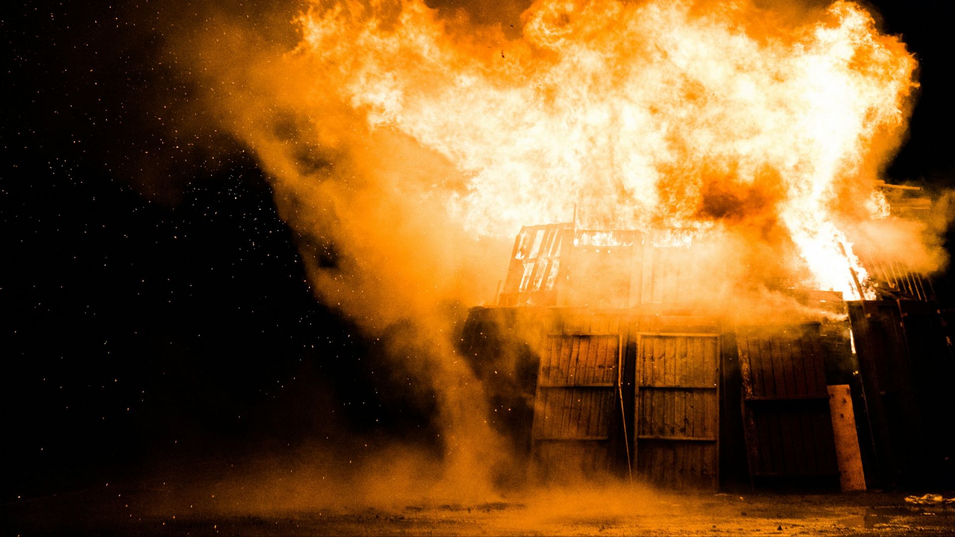 12. Ils ont mis le feu à des bâtiments