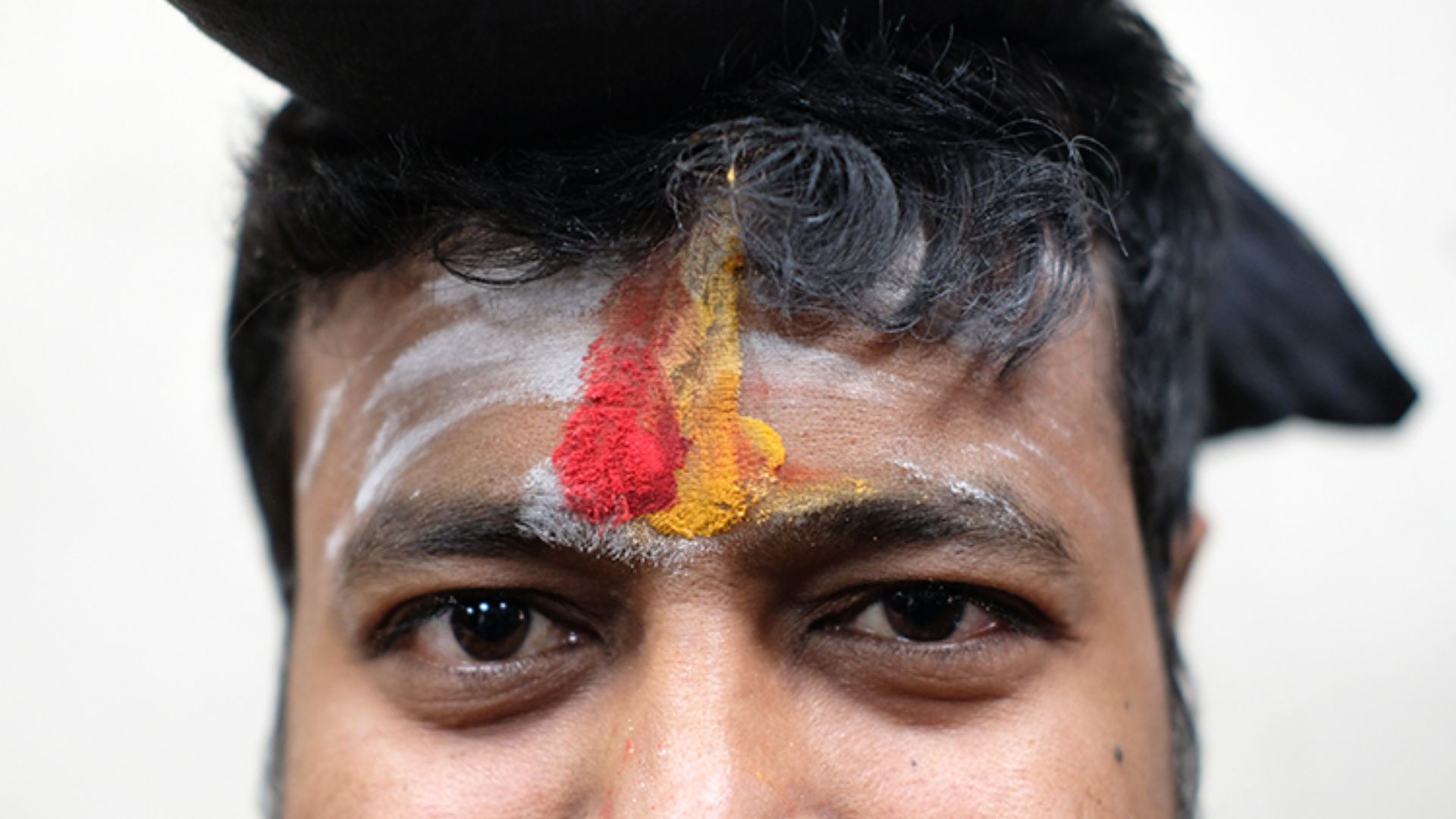 20. Un nouveau souverain pourrait recevoir un tilak tracé avec du sang