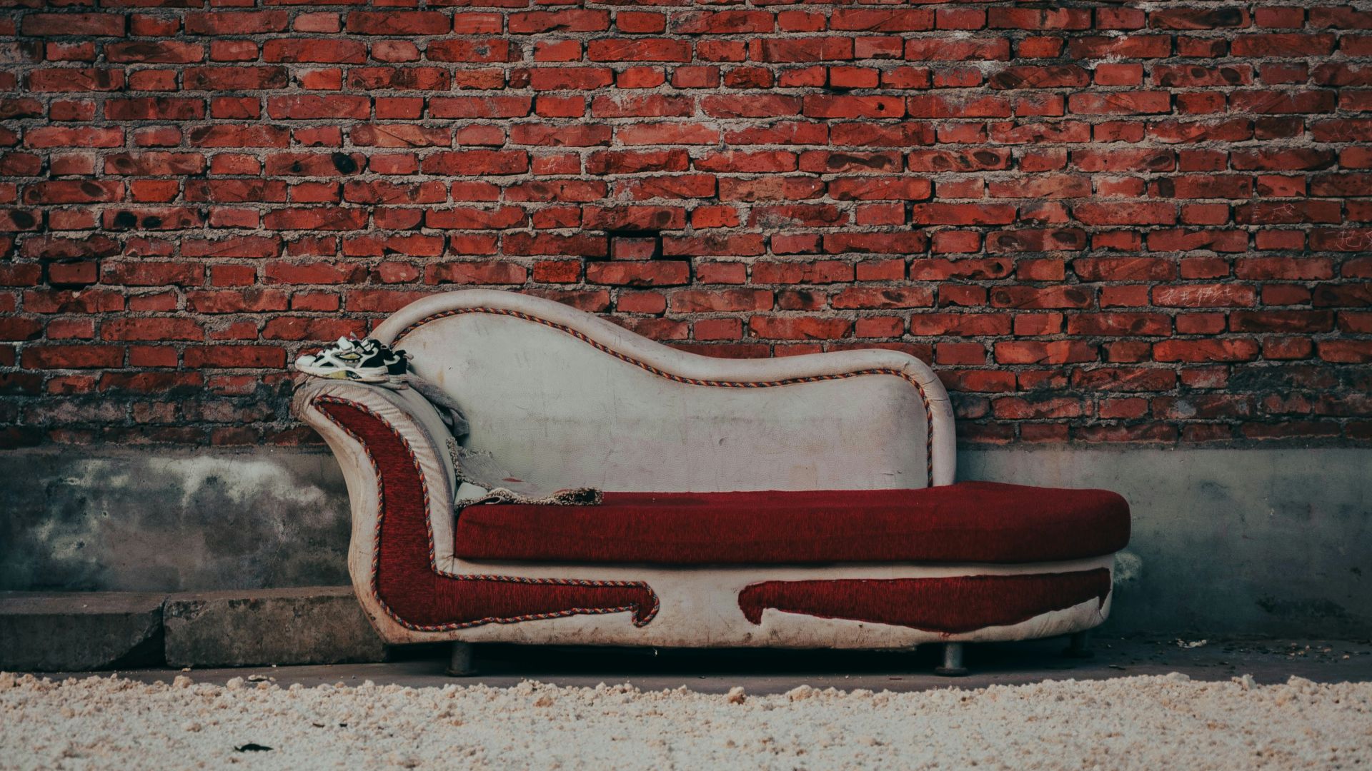 15. Chaise longue
