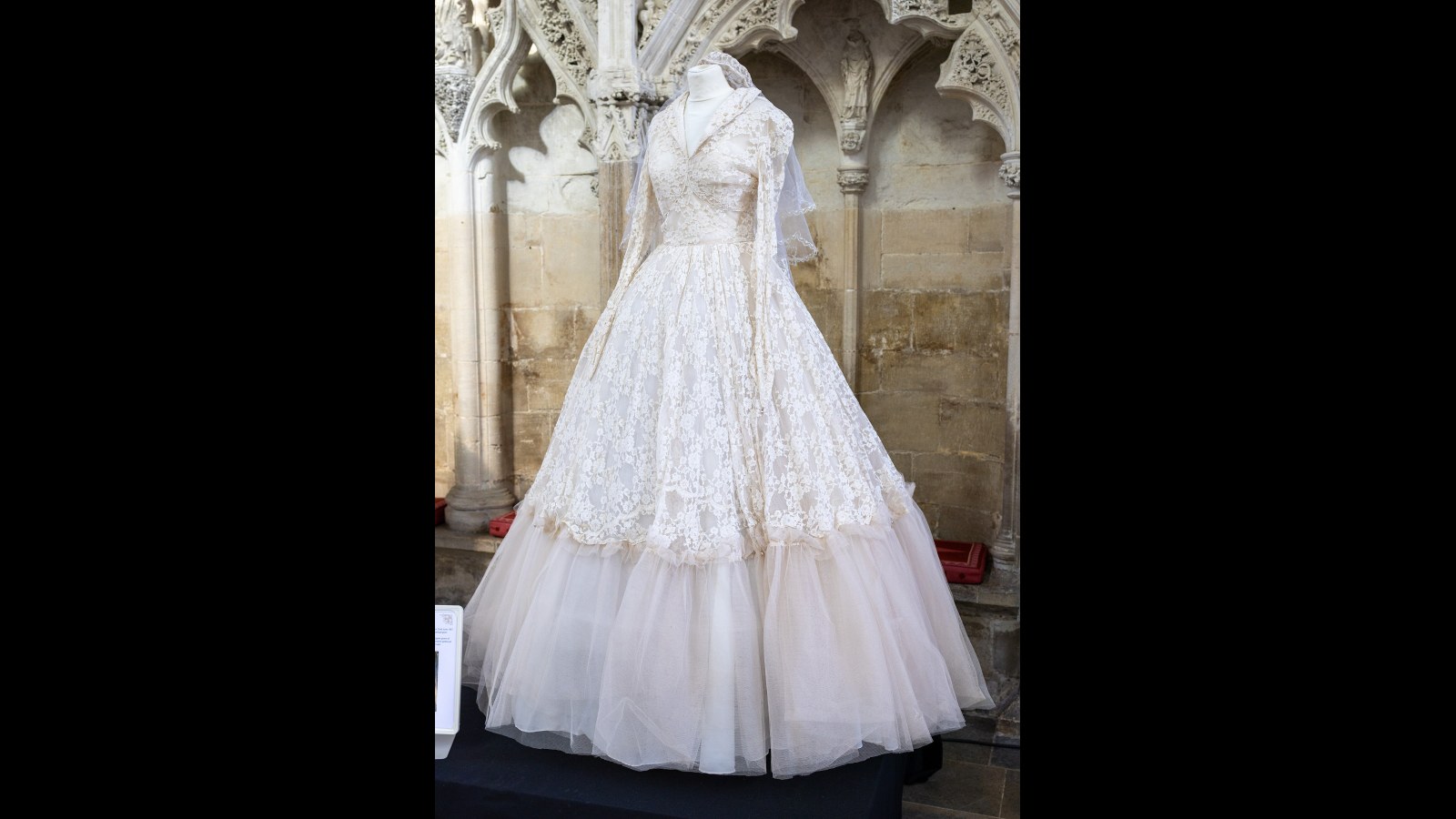 18. Comment les mariées en robe sans bretelles ont contourné les règles de l'Église