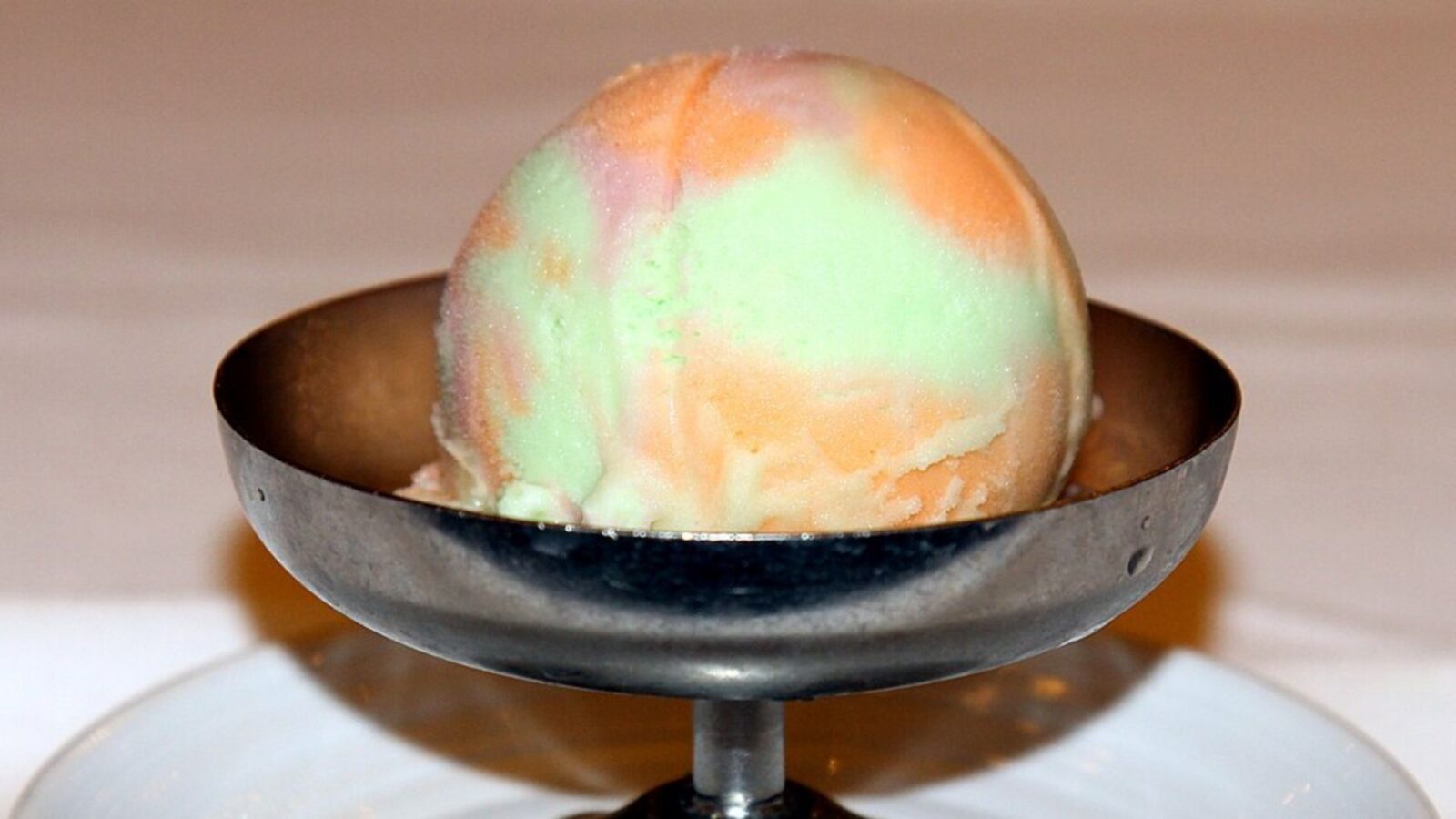 17. Le sorbet a permis au bol à punch de se décorer tout seul