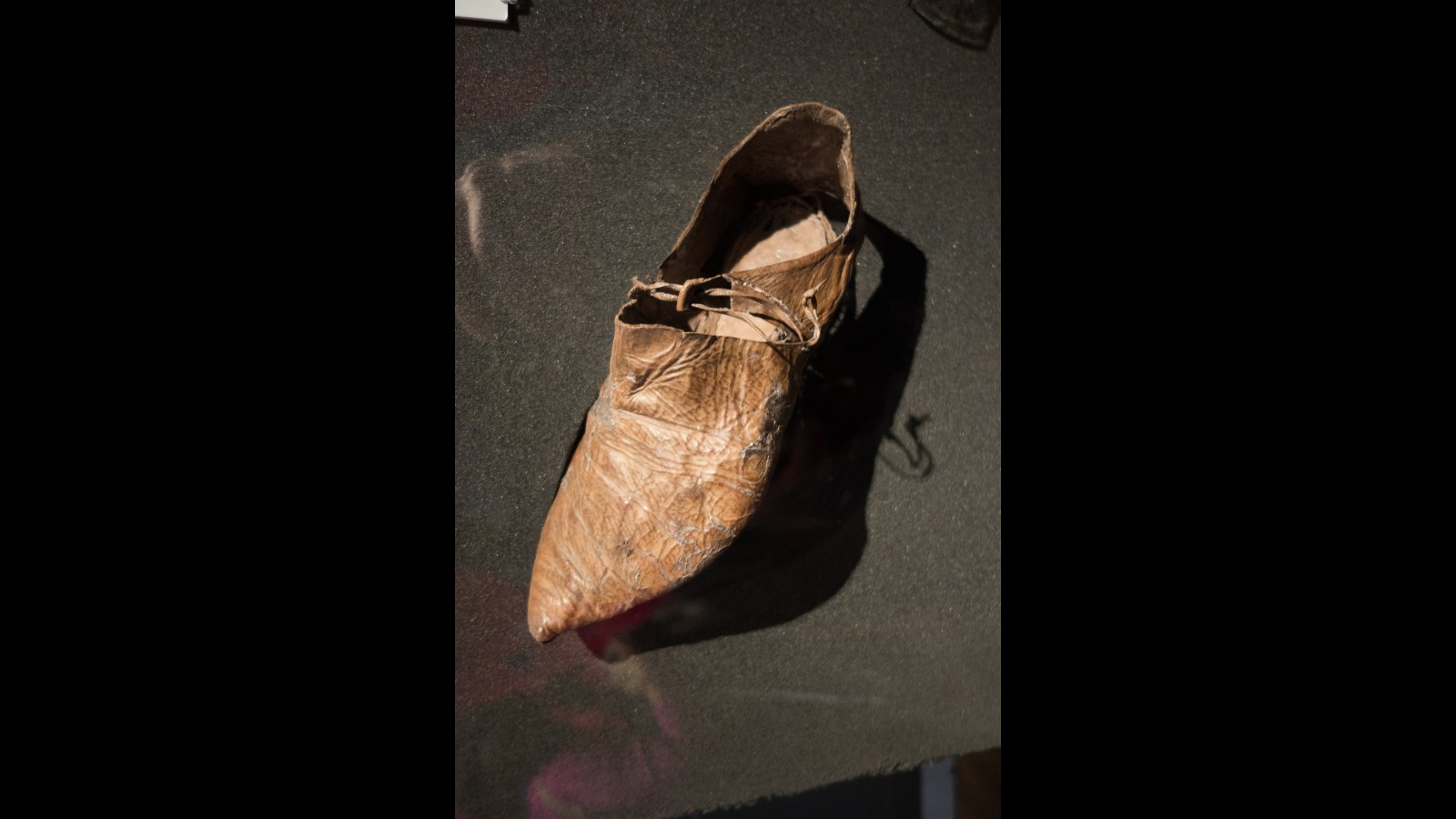 12. L'interdiction des « poulaines » : la répression des chaussures pointues du Moyen Âge