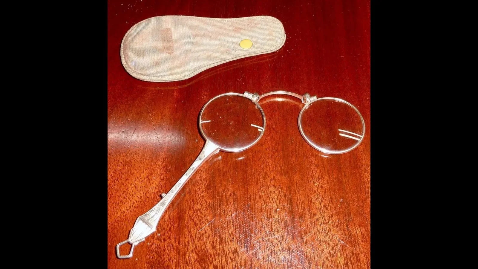 10. La lorgnette : un moyen pour la haute société de tromper la vue