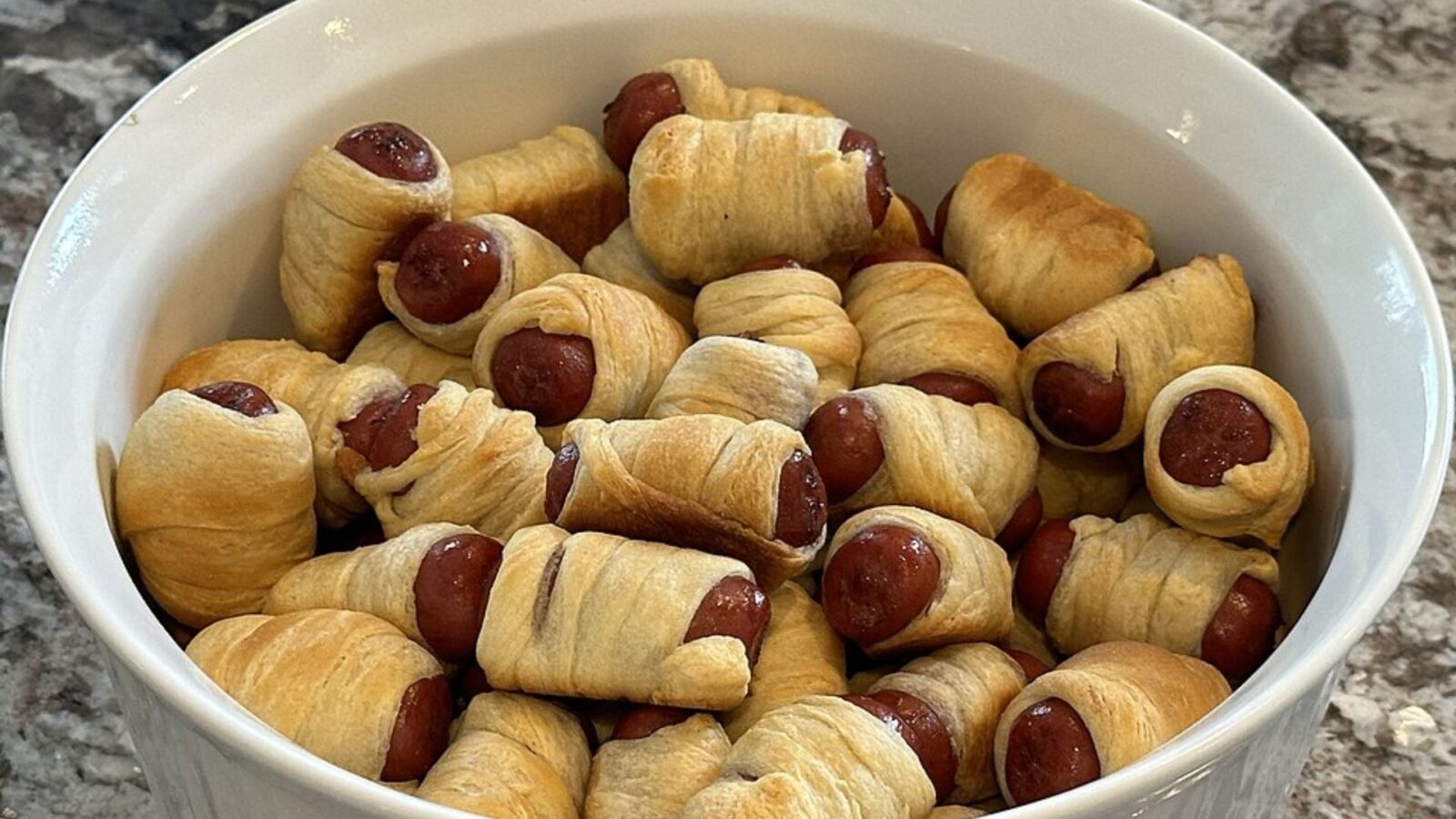 10. Des « pigs in a blanket » préparés avec de la pâte à biscuits nature