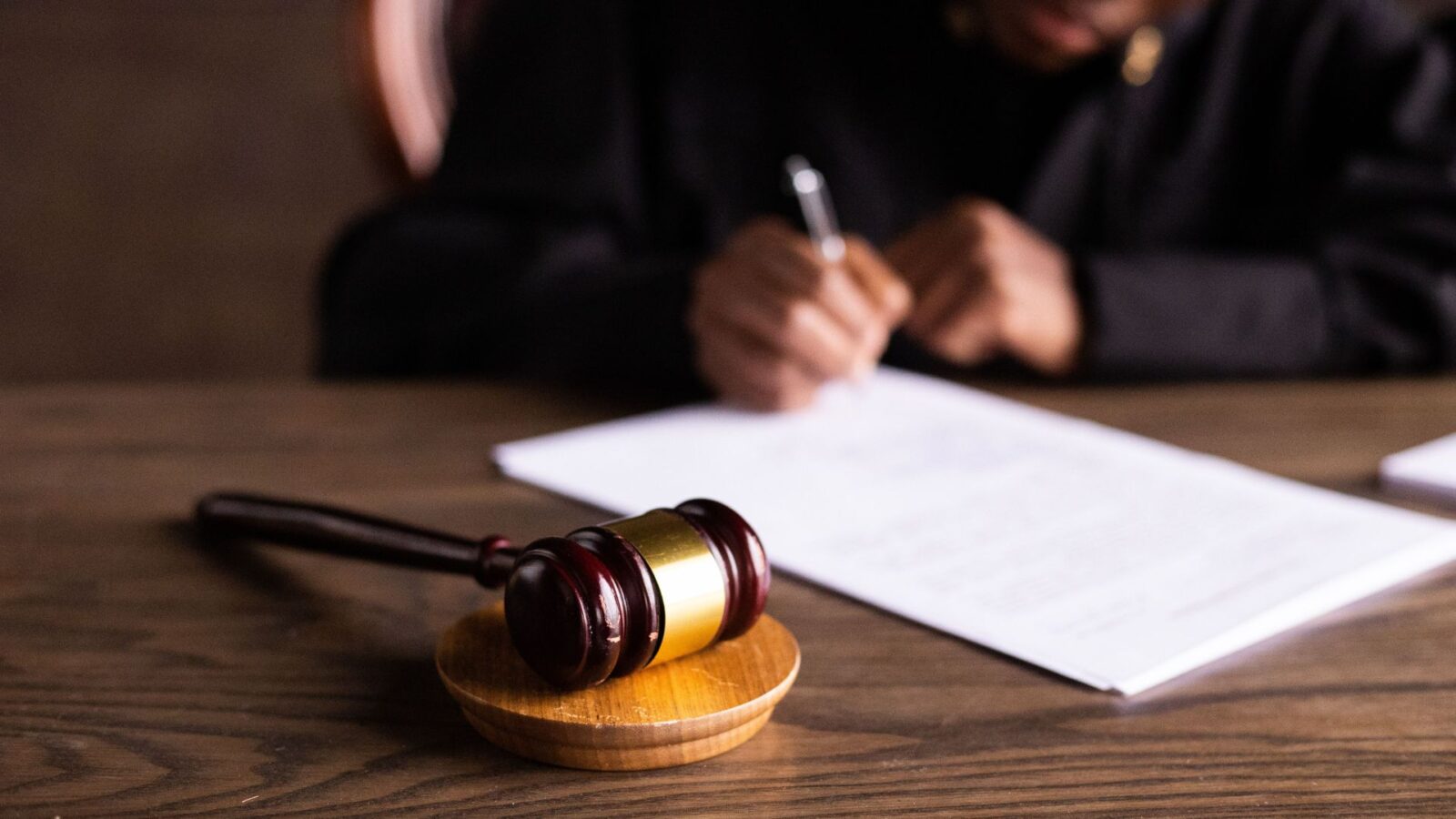 6. Ses démêlés avec la justice