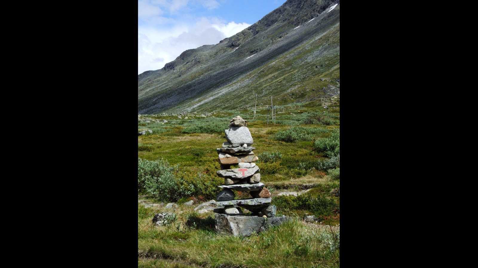 15. Les pionniers balisaient les sentiers à l'aide d'une hache et d'un tas de pierres
