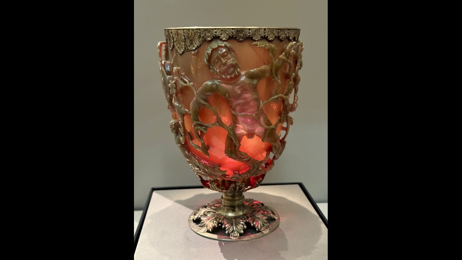 15. The Lycurgus Cup Changes Color Because Of Nanoparticles