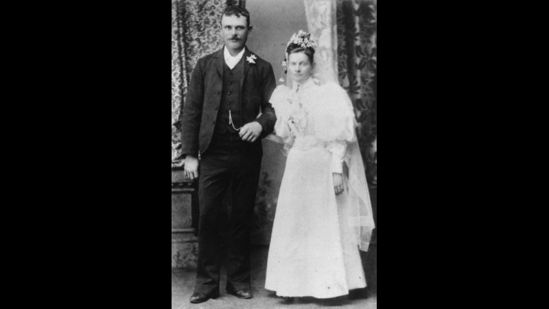 5. Les manches bouffantes et les fleurs en cire ont marqué les années 1890