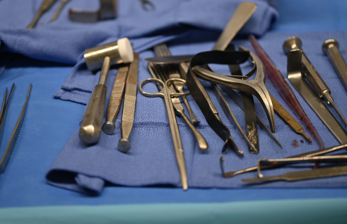 6. Il était connu pour tenir ses outils ensanglantés entre les dents