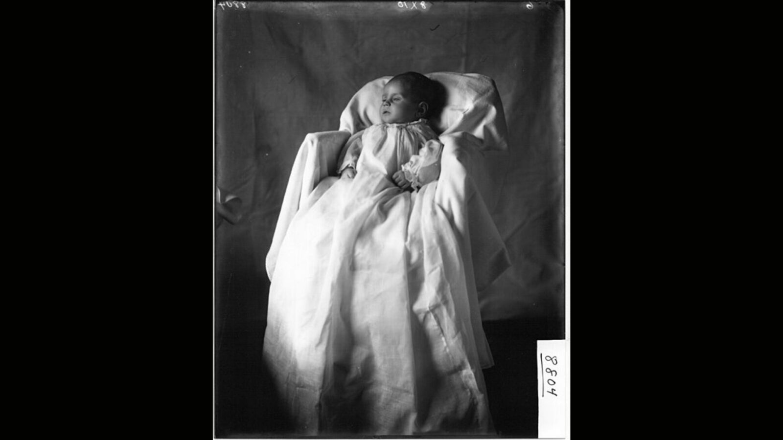 17. Those "Dead Baby" Photos May Show A Very Alive Baby