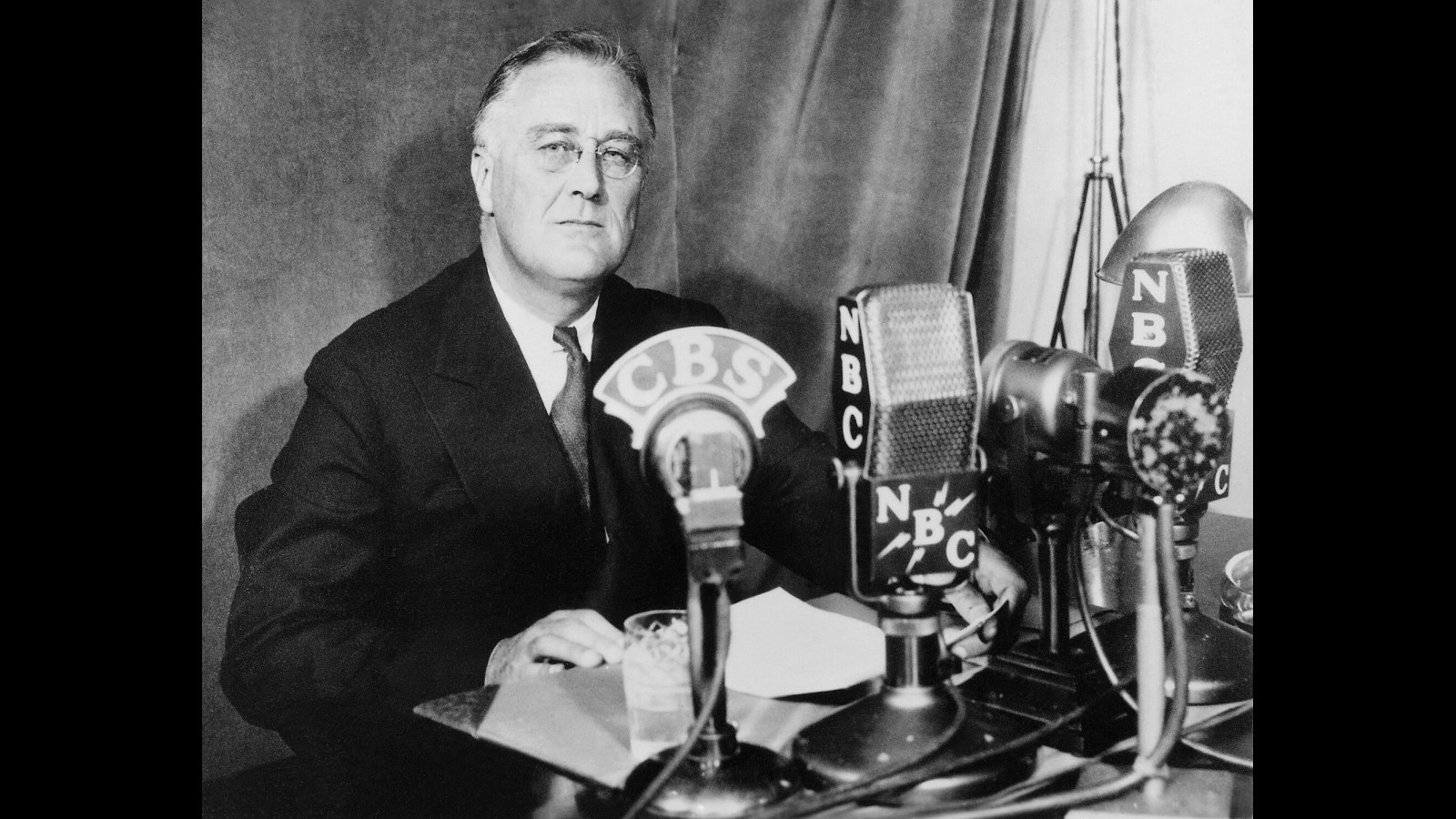 4. FDR transforme un micro en « feu de cheminée »