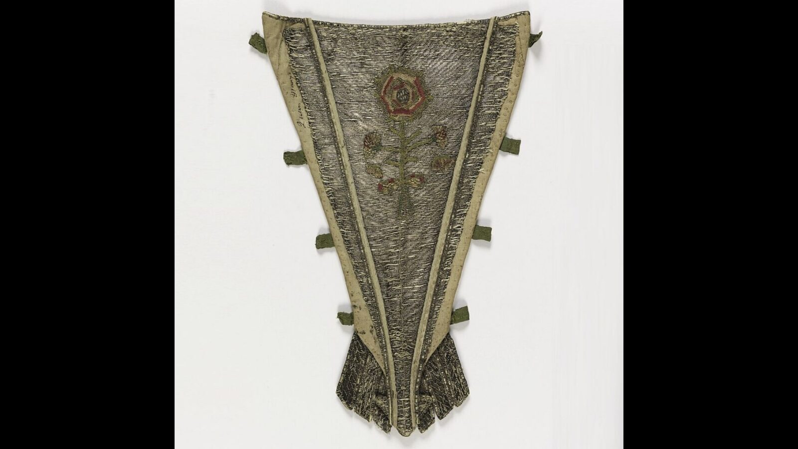 11. Le « stomacher » a transformé une fente dans le corsage en une véritable fortune