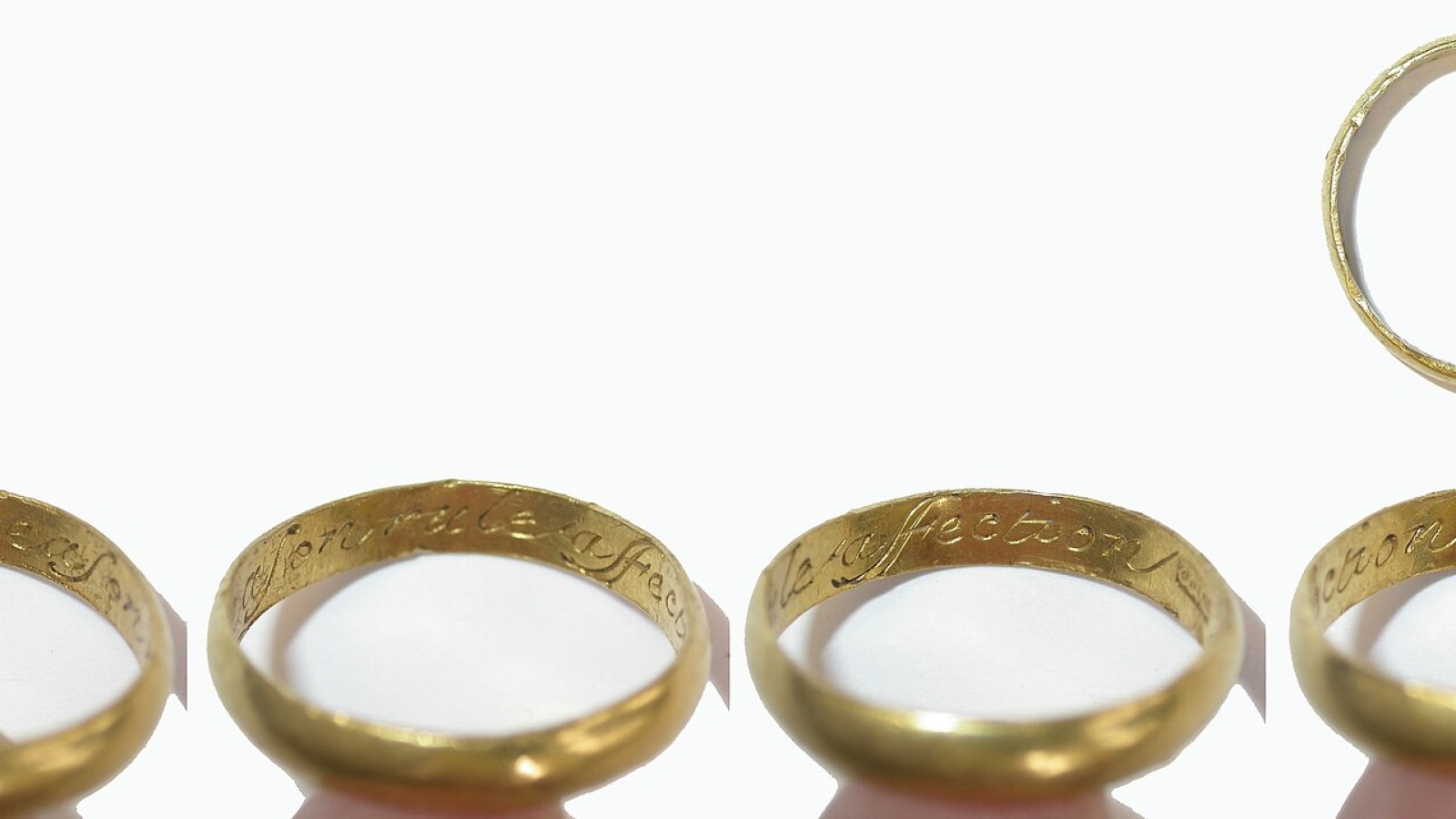 14. Cette bague cachait un poème d'amour que personne d'autre ne pouvait voir