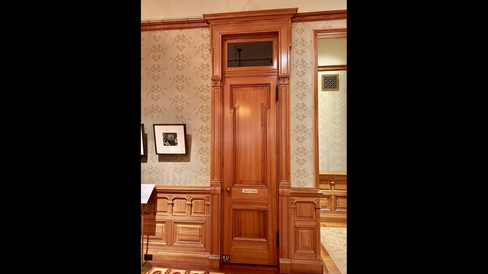 14. Fenêtres de travers, circulation d'air dissimulée au-dessus de la porte