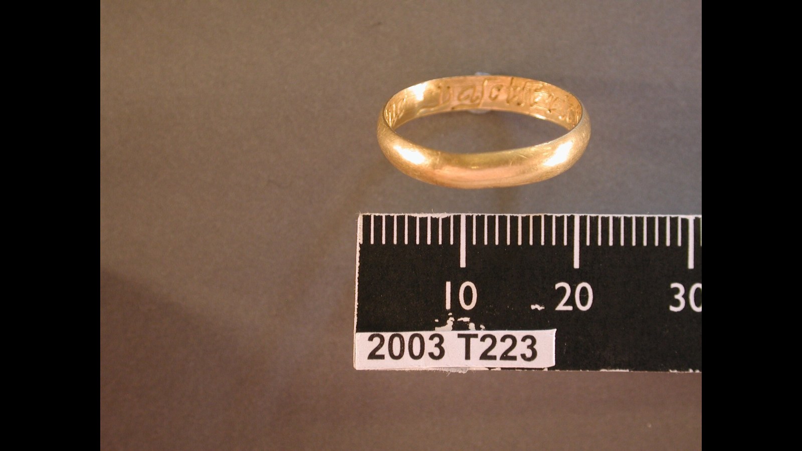 11. Des bracelets Posy Bands où sont gravés des vœux secrets, à même la peau
