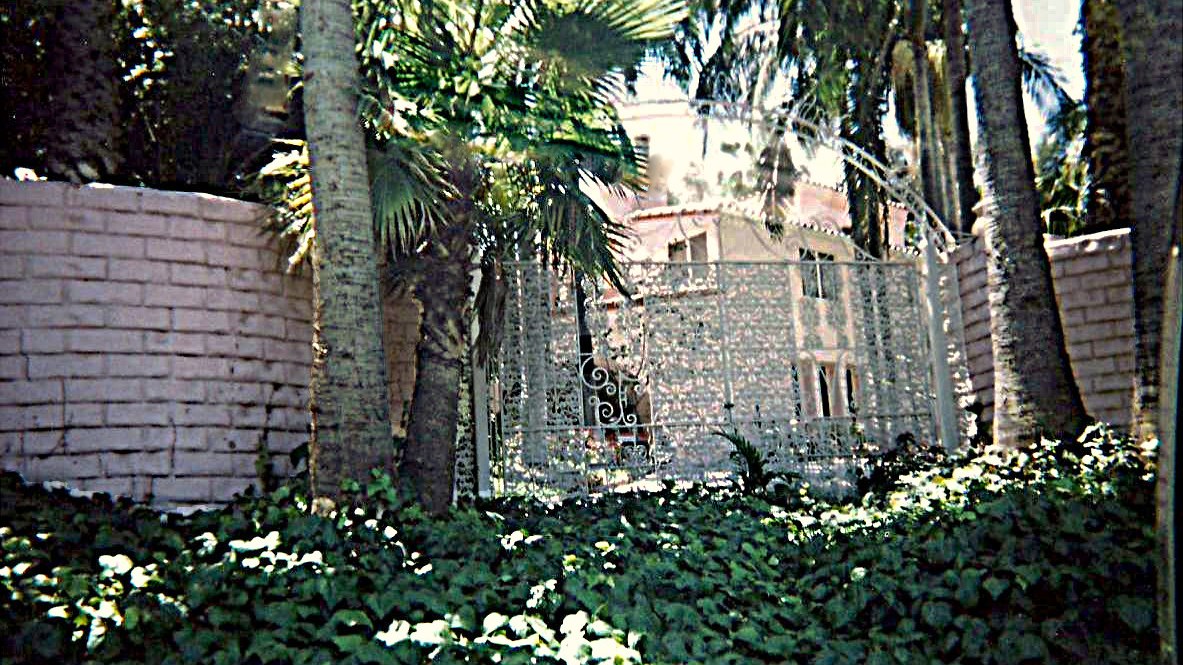 3. Jayne Mansfield Painted Her Mansion Bright Pink