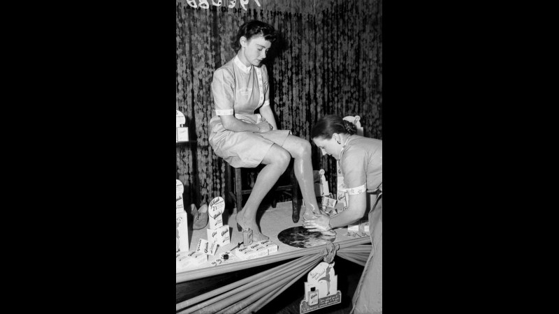 6. Des femmes se sont dessiné de faux bas sur leurs jambes nues