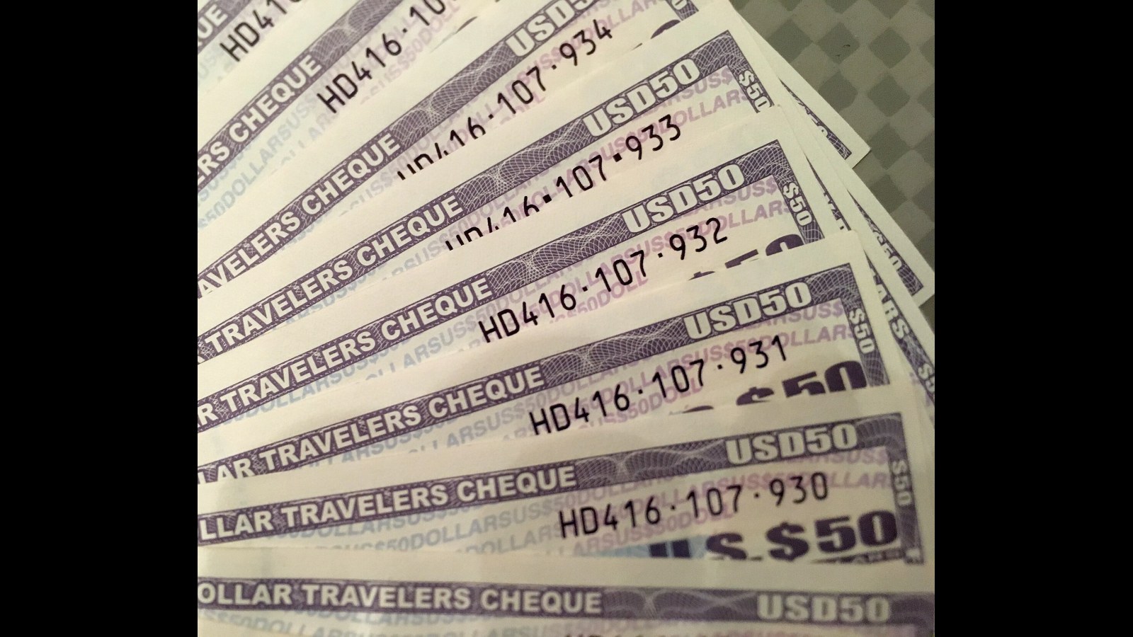 14. Le vol d'un carnet de chèques a obligé à vérifier chaque numéro de série à la main