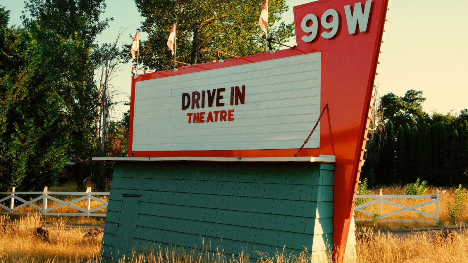 4. Une enceinte à fixation par pince a permis le fonctionnement des cinémas en plein air