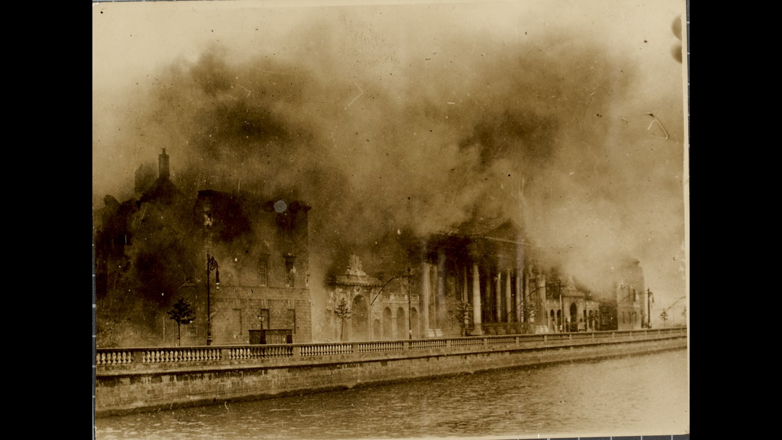 13. Une explosion au palais de justice « Four Courts » de Dublin a détruit 700 ans d'archives irlandaises