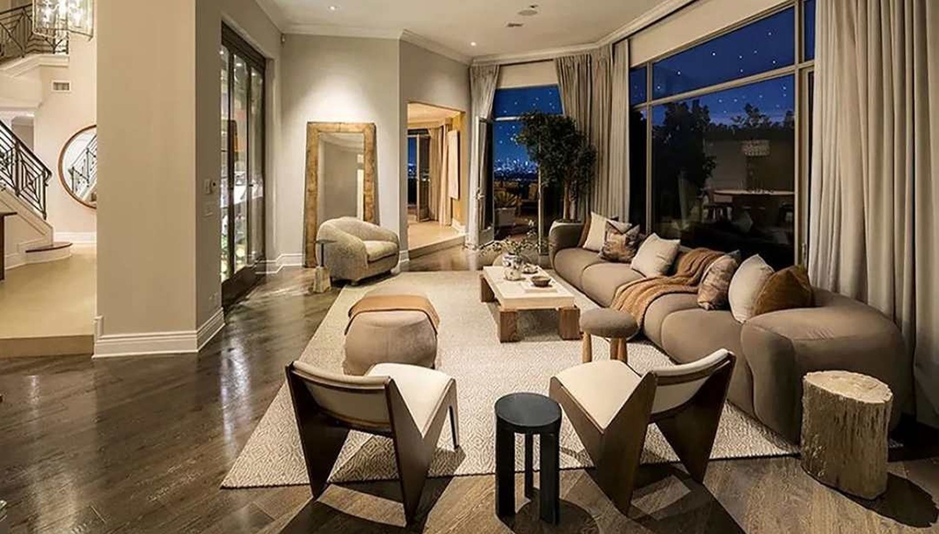 Un salon chaleureux avec une vue impressionnante