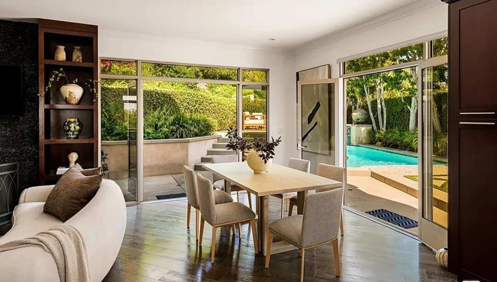 Une salle à manger ouverte sur une piscine privée