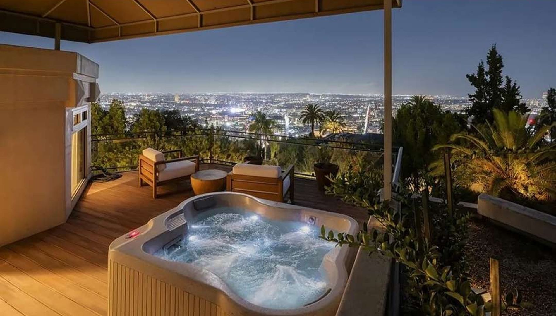 Un spa extérieur avec une vue spectaculaire sur Los Angeles