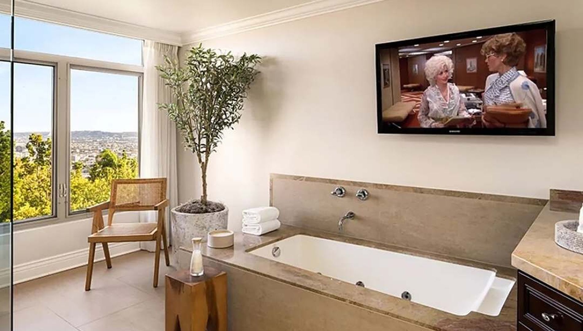 Une salle de bain avec baignoire et vue panoramique