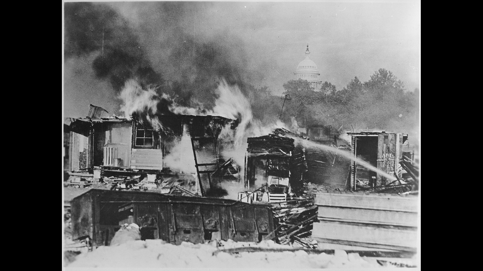 7. MacArthur a désobéi aux ordres et a incendié le camp de l'« Armée des primes »