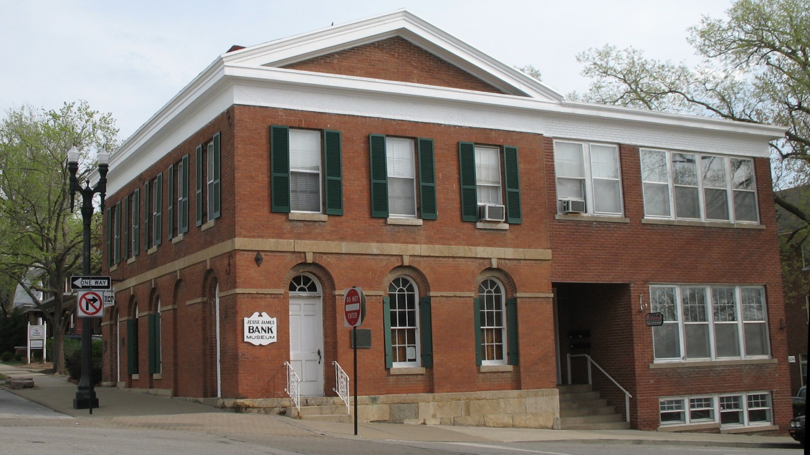 16. Ex-Confederates Robbed Clay County Savings In America's First Daylight Heist
