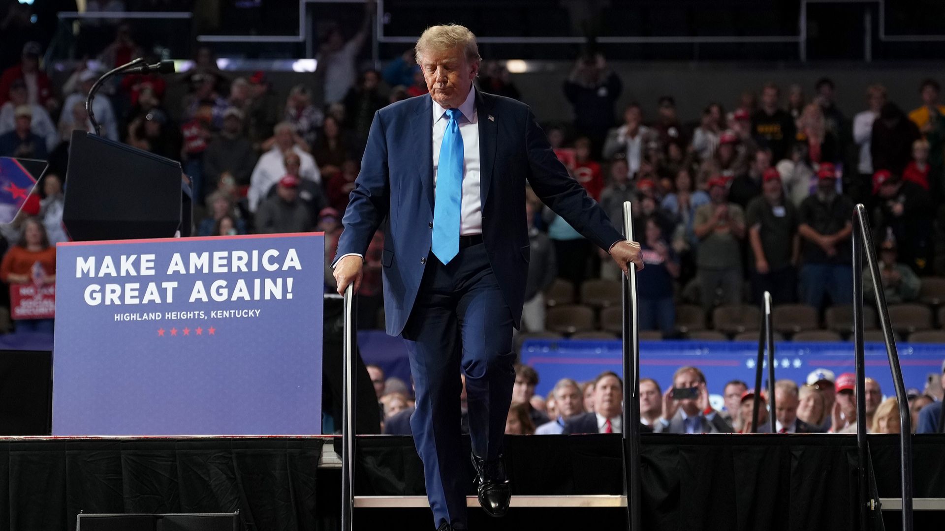 Trump Attacks Unfavorable Surveys as «FAKE POLLS»