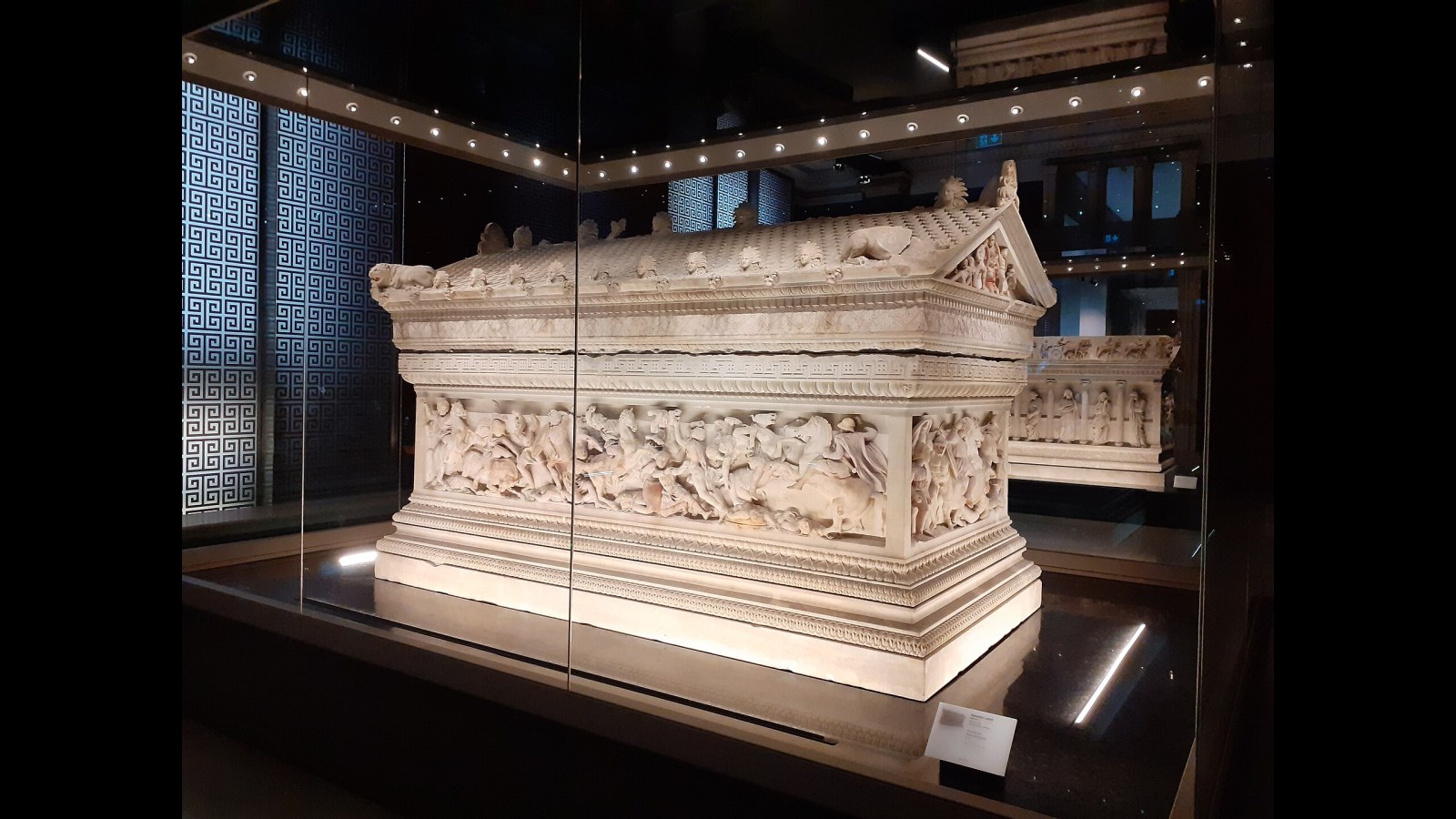 18. Une tombe de Sidon retraçait les batailles d'Alexandre en violet et bleu