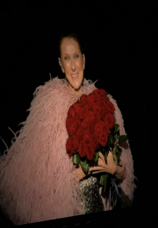 Magnifique bouquet et large sourire