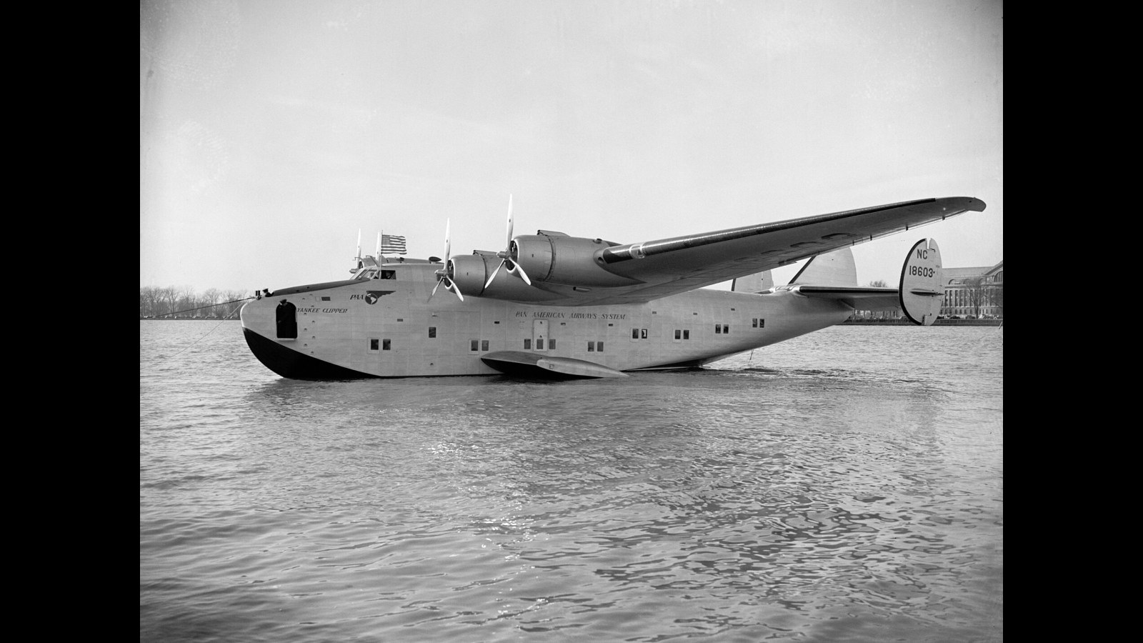 19. Le « Yankee Clipper » a transporté 112 574 lettres, et non 180 000