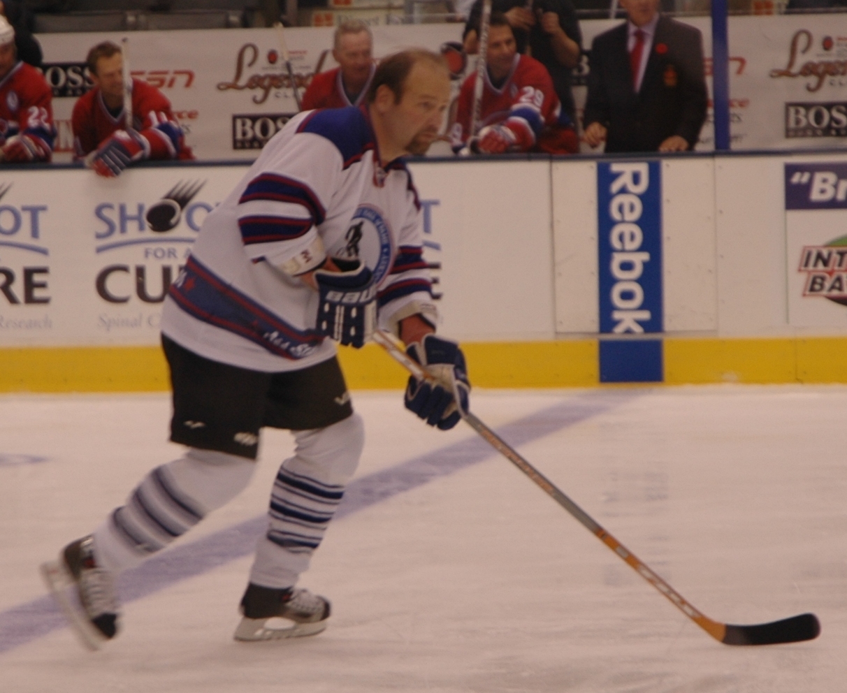 Wendel Clark patine avec la rondelle lors d'un match des légendes à Toronto