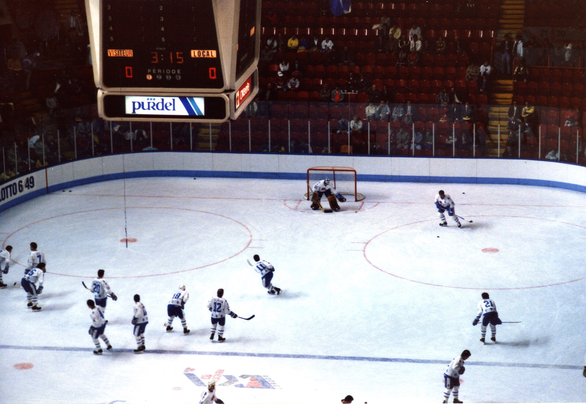 Les Nordiques de Québec à l'échauffement sur la glace du Colisée de Québec