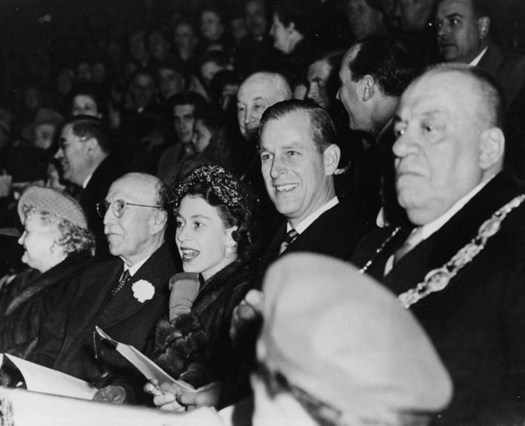 La princesse Elizabeth et le prince Philip assistent à un match de hockey au Forum de Montréal avec le maire Camillien Houde