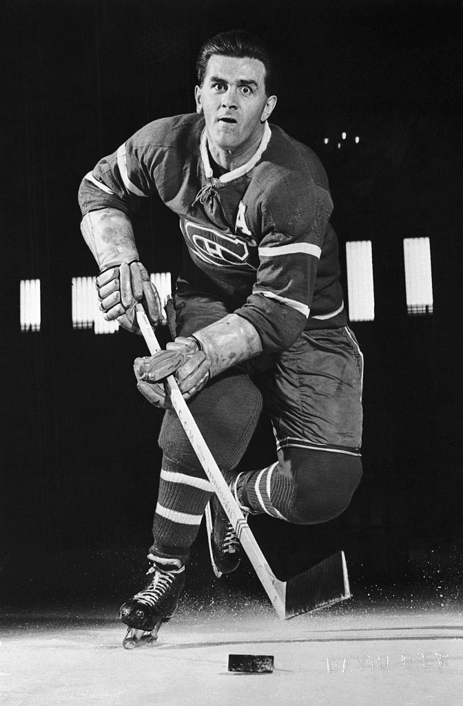 Maurice « Rocket » Richard, du Canadien de Montréal, contrôle la rondelle