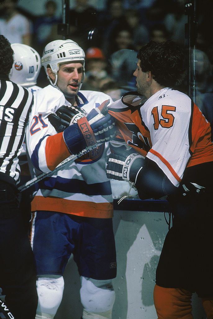 Brent Sutter, des Islanders, agrippe le chandail de son fr&egrave;re Rich, des Flyers, lors d'un match en 1985