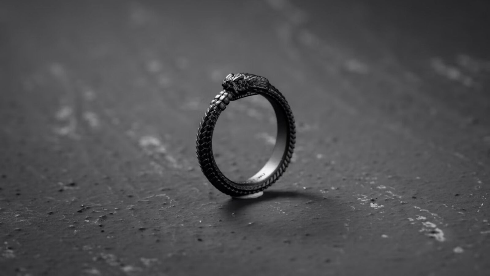 2. La bague « Serpent » du prince Albert a lancé une tendance nationale