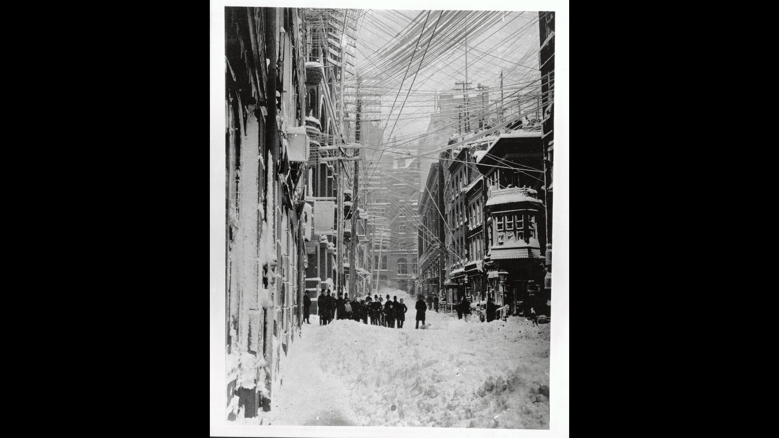 16. Une tempête de neige a enseveli à jamais les lignes électriques de New York