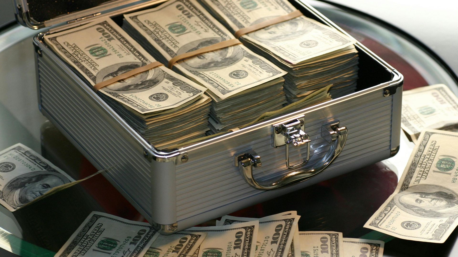 4. Il a exigé 200 000 dollars en espèces