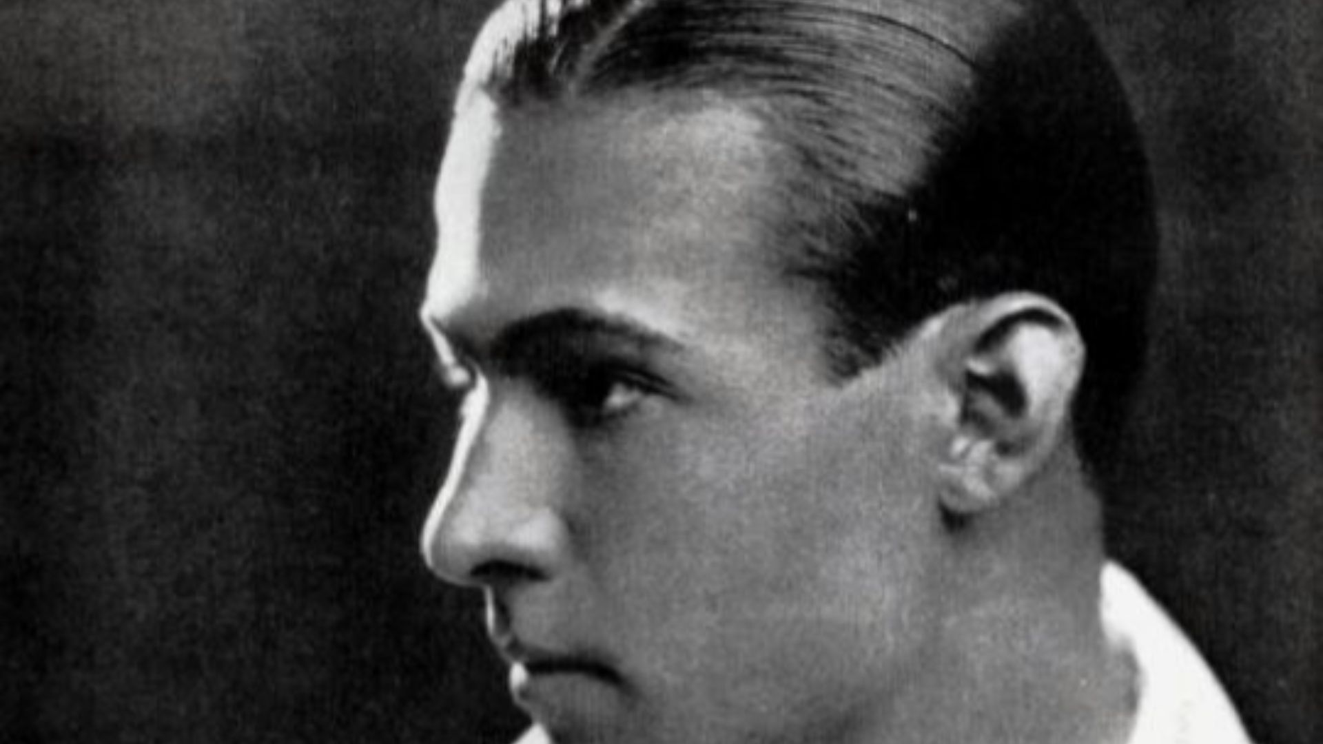 4. Cheveux lissés en arrière