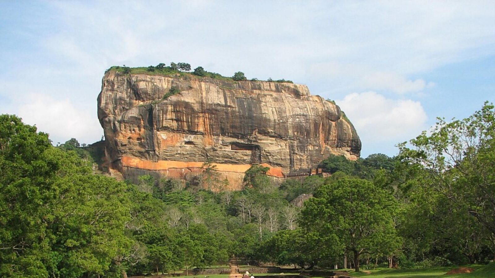 9. Une cavité rocheuse a protégé les « jeunes filles de la falaise » de Sigiriya pendant 1 500 ans
