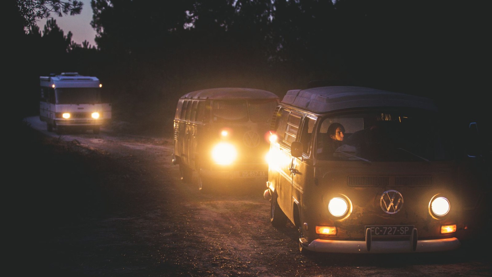 3. Un minibus bondé emmène les Beatles en Allemagne