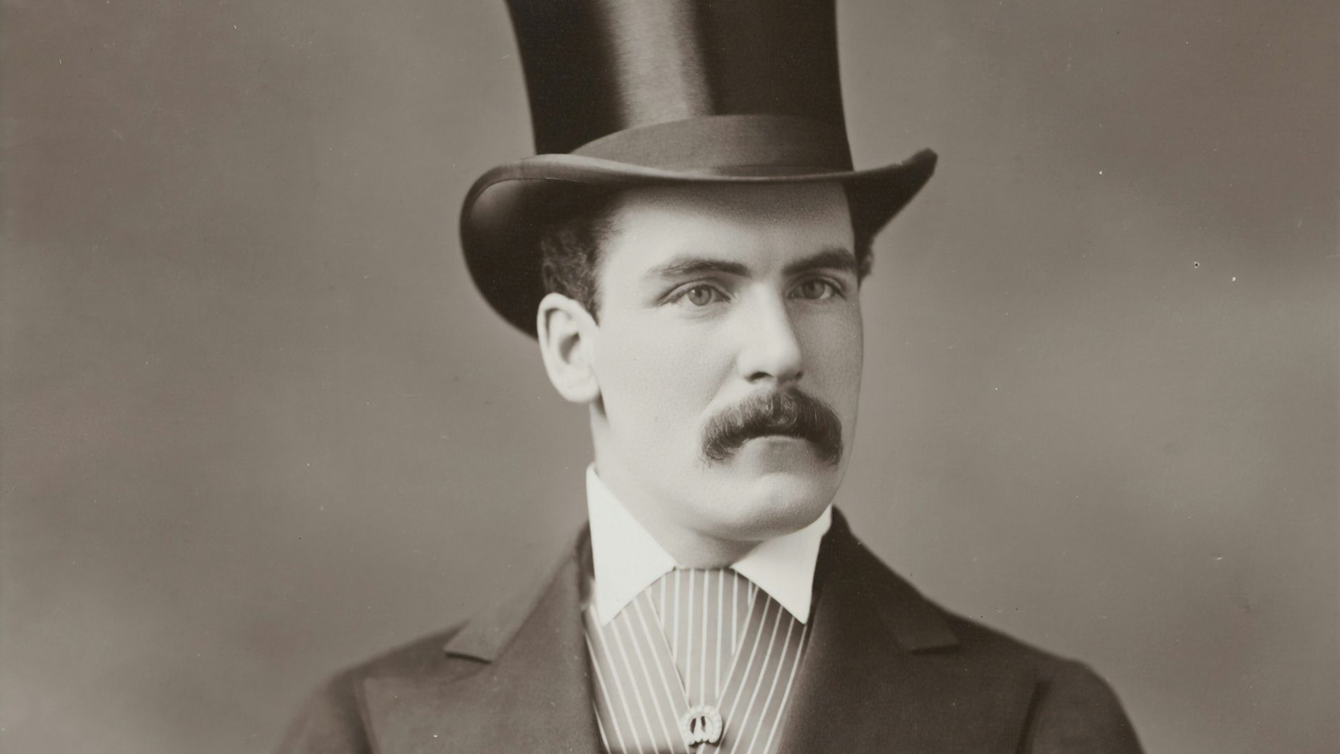 7. Oublier d'enlever son chapeau à l'intérieur